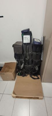 une pile de bagages posée par terre près d'un mur