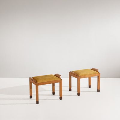 paire de tabourets de style « person »