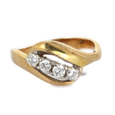 une image représentant une bague en or sertie de trois diamants