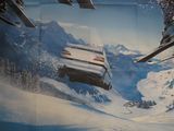 une grande affiche de film représentant un snowboardeur