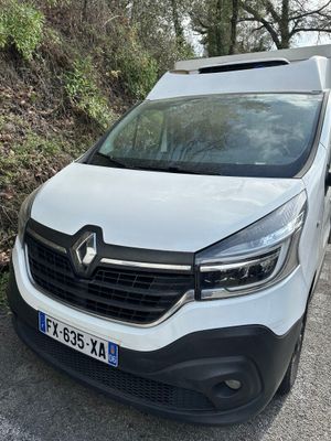 une camionnette blanche garée sur le bord de la route