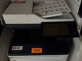 une imprimante posée sur un bureau à côté d'une imprimante