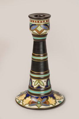 un bougeoir noir orné d'un motif coloré