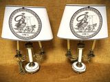 deux lampes sur lesquelles figurent les portraits d'un homme et d'une femme