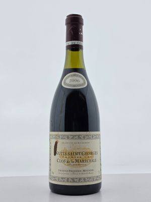 une bouteille de vin posée sur une table
