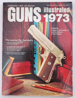 la couverture d'un magazine sur laquelle on voit un pistolet posé sur une table