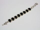 un gros plan sur un bracelet orné de perles noires
