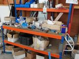 une pièce avec beaucoup de boîtes et de cartons sur les étagères