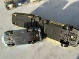 deux téléphones portables posés sur une table