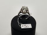 Gros plan sur une bague surmontée d'un diamant