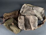 trois vêtements militaires posés sur une surface grise