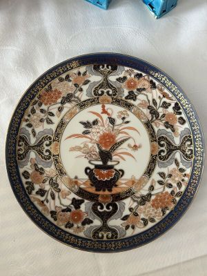 une assiette avec des fleurs posée sur une table