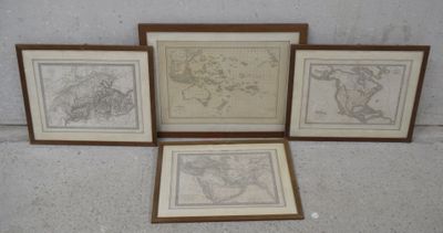 trois cartes du monde encadrées exposées devant un mur