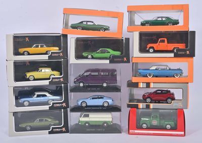 de nombreux modèles de voitures différents exposés dans une vitrine