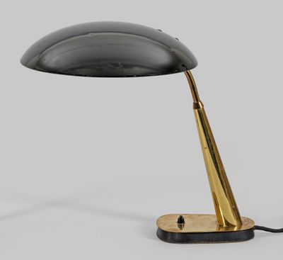une lampe de bureau noire et dorée sur fond blanc