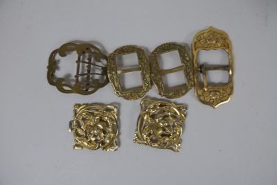 Paires de boucles de chaussures et deux boucles de ceinture …