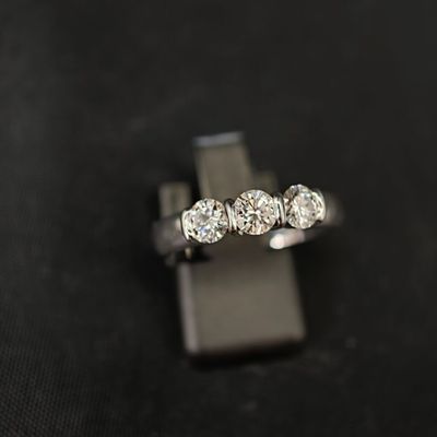 gros plan d'une bague en diamant sur une surface noire