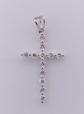 pendentif en forme de croix en diamant sur fond blanc
