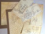 quatre cartes illustrées posées sur une table