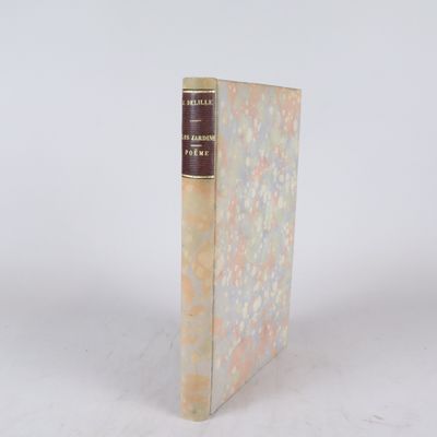un livre posé sur une table