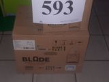 une pile de cartons posée par terre devant un distributeur automatique