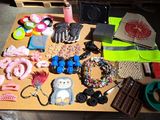 une table sur laquelle se trouvent de nombreux objets