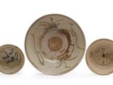 trois bols et un bol décoré de motifs, posés sur un fond blanc