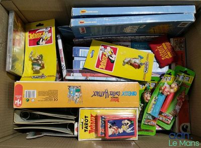 Carton d'environ 9kg de goodies et accessoires tirés d'Astér…