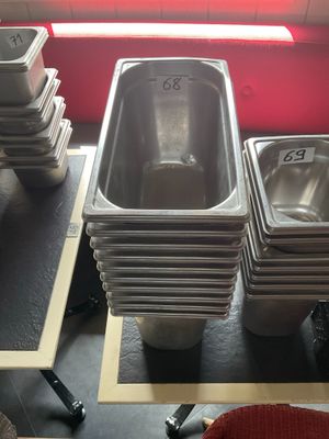 de nombreux plateaux de nourriture posés sur une table près d'une fenêtre