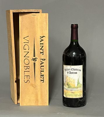 une bouteille de vin posée à côté d'une caisse en bois