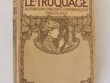 un vieux livre posé sur une table blanche
