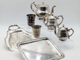 un assortiment d'argenterie comprenant une théière, un plateau et des tasses