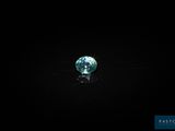 gros plan d'un diamant bleu sur une surface noire