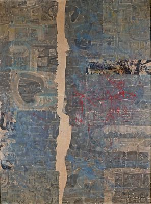 une grande œuvre d'art accrochée au mur