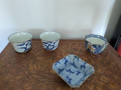 quatre tasses et un bol sur la table