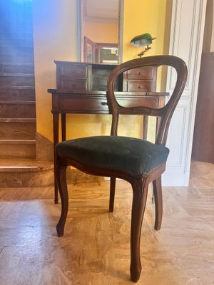 une chaise qui se trouve devant un bureau