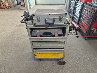 une photo d'un chariot à outils dans un garage