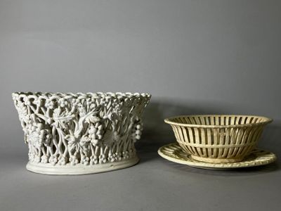 Ensemble de deux corbeilles ajourées :