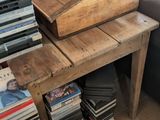 une pile de livres posée sur une table à côté d'un canapé