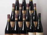 plusieurs bouteilles de vin posées sur une table en bois