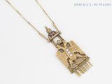 collier plaqué or orné d'un oiseau, d'un château et d'un château, monté sur une chaîne