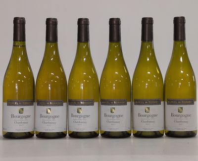 six bouteilles de vin blanc alignées sur une table