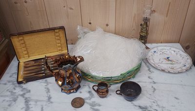 une table sur laquelle se trouvent plusieurs objets