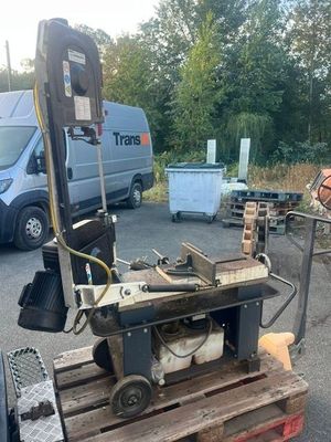 a machine that is sitting on a pallet in the parking lot