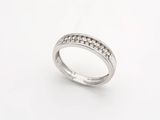 gros plan d'une bague en diamant sur fond blanc
