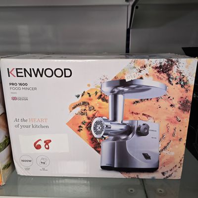 une boîte contenant un hachoir à viande Kenwood posée sur une étagère