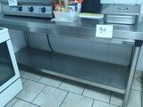 une cuisine équipée d'une cuisinière et d'un four