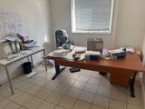 un bureau sur lequel se trouvent un ordinateur, une imprimante et d'autres objets