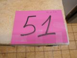 un autocollant rose portant le chiffre 54