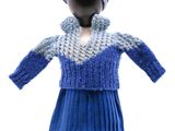un mannequin vêtu d'une robe bleue et d'un chapeau